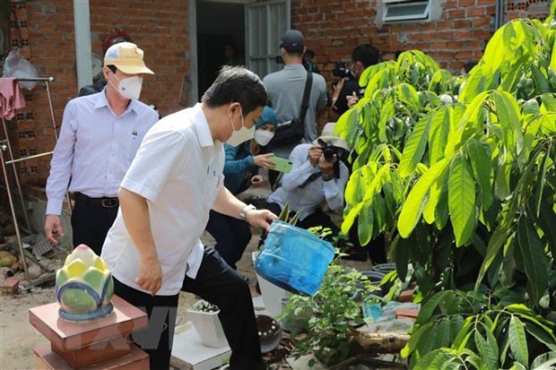 Phó Chủ tịch UBND Thành phố Hồ Chí Minh Dương Anh Đức kiểm tra công tác phòng, chống sốt xuất huyết tại xã Thới Tam Thôn. (Ảnh: Đinh Hằng/TTXVN)