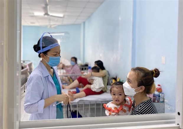 Bệnh nhi nhập viện do sốt xuất huyết tại Bệnh viện Nhi đồng 2, Thành phố Hồ Chí Minh. (Ảnh: Đinh Hằng/TTXVN)