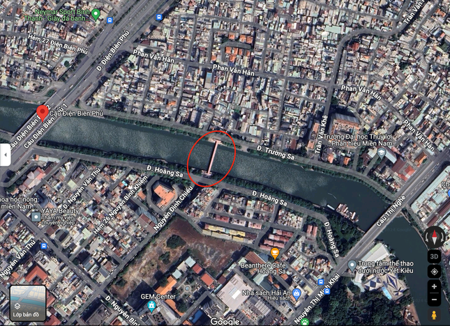 Công trình cầu đi bộ nằm ở đoạn giữa cầu Điện Biên Phủ và cầu Thị Nghè, nối đường Nguyễn Đình Chiểu (quận 1) với đường Trường Sa (quận Bình Thạnh). Ảnh chụp từ Google Maps