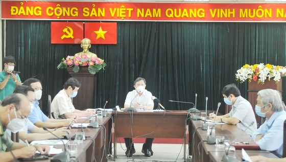 Ph&oacute; Chủ tịch UBND TPHCM Dương Anh Đức tại buổi l&agrave;m việc với UBND quận G&ograve; Vấp, s&aacute;ng 13-6-2021. Ảnh: CAO THĂNG