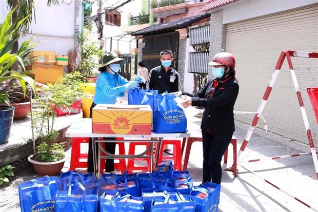 Li&ecirc;n đo&agrave;n Lao động quận G&ograve; Vấp tặng qu&agrave; người d&acirc;n tại c&aacute;c khu c&aacute;ch ly. (Ảnh: Thanh Vũ/TTXVN)