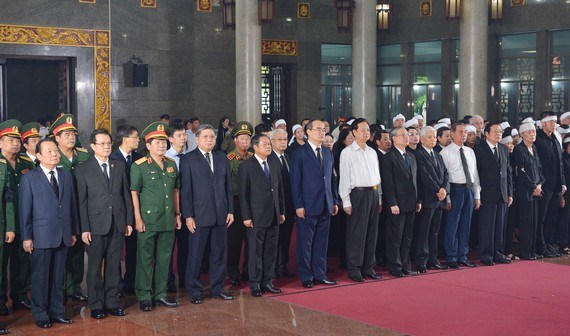 C&aacute;c đồng ch&iacute; l&atilde;nh đạo Đảng, Nh&agrave; nước, TPHCM viếng đồng ch&iacute; Trần Quốc Hương. Ảnh: VIỆT DŨNG