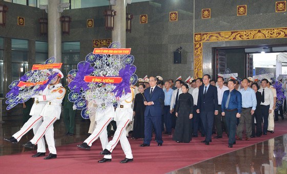 Đo&agrave;n đại biểu Th&agrave;nh ủy - HĐND - UBND - MTTQ VN TPHCM do đồng ch&iacute; Nguyễn Thiện Nh&acirc;n l&agrave;m Trưởng đo&agrave;n viếng đồng ch&iacute; Trần Quốc Hương.&nbsp;Ảnh: VIỆT DŨNG