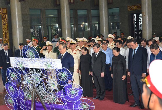 Đo&agrave;n đại biểu Th&agrave;nh ủy - HĐND - UBND - MTTQ VN TPHCM do đồng ch&iacute; Nguyễn Thiện Nh&acirc;n l&agrave;m Trưởng đo&agrave;n viếng đồng ch&iacute; Trần Quốc Hương.&nbsp;Ảnh: VIỆT DŨNG