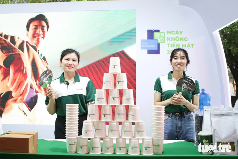 Thanh to&aacute;n một chạm tại gian h&agrave;ng Vietcombank, kh&aacute;ch h&agrave;ng sẽ được thưởng thức những ly c&agrave; ph&ecirc; đậm vị - Ảnh: PHƯƠNG QUY&Ecirc;N &nbsp;