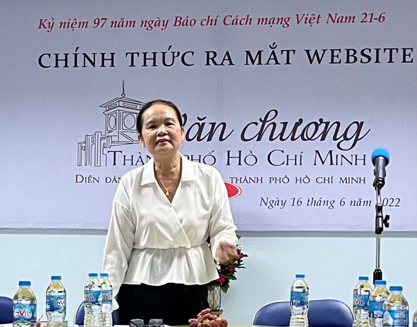 Nh&agrave; văn Kim Ng&acirc;n, Chủ tịch Hội Nh&agrave; văn TPHCM ph&aacute;t biểu tại buổi lễ.