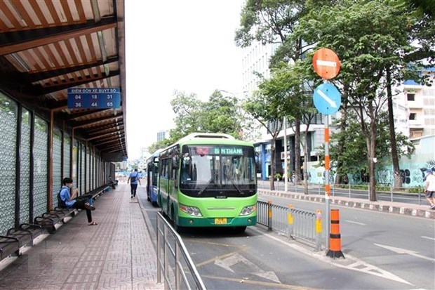 Khu vực trung t&acirc;m xung quanh Nh&agrave; ga Bến Th&agrave;nh c&oacute; rất nhiều tuyến xe bu&yacute;t kết nối. (Ảnh: Tiến Lực/TTXVN)