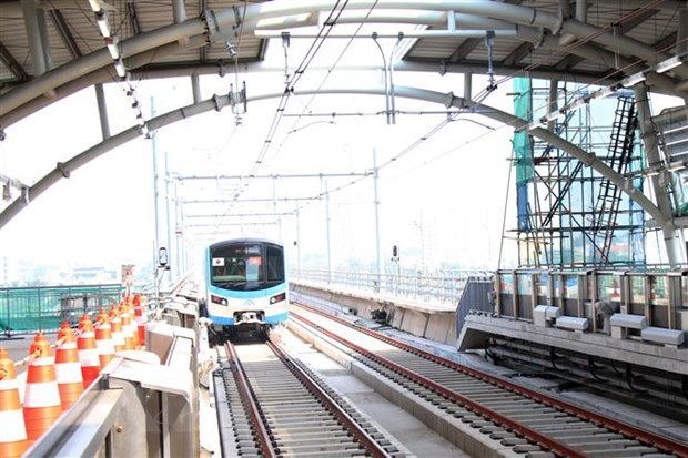 T&agrave;u metro số 1 rời ga B&igrave;nh Th&aacute;i trong buổi chạy thử nghiệm. (Ảnh: Tiến Lực/TTXVN)