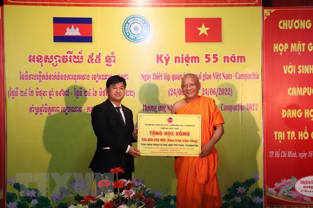 Chi hội Hữu nghị Việt Nam- Campuchia Chùa Changtarangsay trao tặng học bổng trị giá 500 triệu đồng cho sinh viên Campuchia đang học tập trên địa bàn Thành phố. (Ảnh: Hồng Giang/TTXVN)