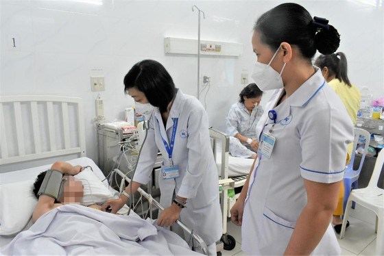 BS CKII Nguyễn Thị Phương Nga, Trưởng khoa Nội thần kinh, BV Thống Nhất (TPHCM) thăm kh&aacute;m cho bệnh nh&acirc;n T.N.K.