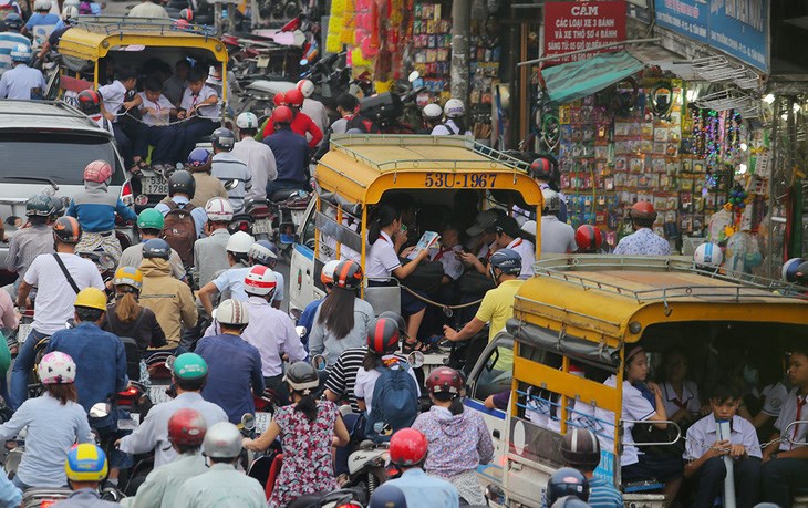 Xe đưa đ&oacute;n học sinh chạy tr&ecirc;n đường Trường Chinh, quận T&acirc;n B&igrave;nh, TP.HCM - Ảnh: QUANG ĐỊNH&nbsp;&nbsp;