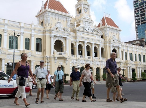 Du kh&aacute;ch tham quan Th&agrave;nh phố Hồ Ch&iacute; Minh. Ảnh: Thanh Vũ/TTXVN