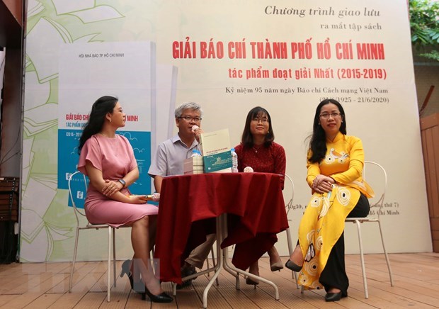 Buổi giao lưu v&agrave; ra mắt tập s&aacute;ch "Giải b&aacute;o ch&iacute; Th&agrave;nh phố Hồ Ch&iacute; Minh". (Ảnh: Thanh Vũ/TTXVN)&nbsp;&nbsp;