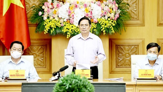 Thủ tướng Phạm Minh Ch&iacute;nh ch&uacute;c mừng c&aacute;c nh&agrave; b&aacute;o tại buổi gặp mặt. Ảnh: TTXVN
