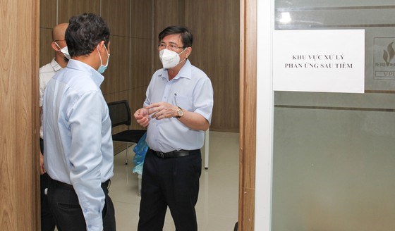 Chủ tịch UBND TPHCM Nguyễn Th&agrave;nh Phong kiểm tra c&ocirc;ng t&aacute;c ti&ecirc;m chủng vaccine Covid-19. Ảnh: HO&Agrave;NG H&Ugrave;NG