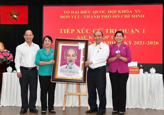 Chủ tịch nước Nguyễn Xuân Phúc tặng ảnh Chủ tịch Hồ Chí Minh cho quận 1. Ảnh: VIỆT DŨNG