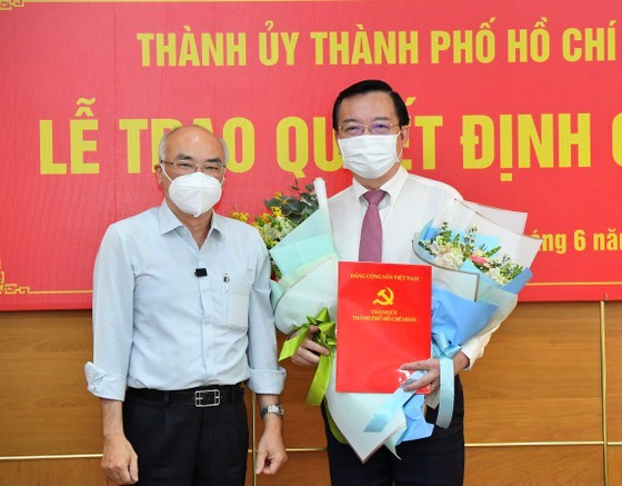 Trưởng Ban Tuy&ecirc;n gi&aacute;o Th&agrave;nh ủy TPHCM Phan Nguyễn Như Khu&ecirc; tặng hoa ch&uacute;c mừng đồng ch&iacute; L&ecirc; Hồng Sơn. Ảnh: VIỆT DŨNG