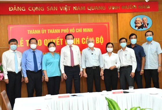 Ph&oacute; B&iacute; thư Thường trực Th&agrave;nh ủy TPHCM Phan Văn M&atilde;i c&ugrave;ng c&aacute;c đồng ch&iacute; l&atilde;nh đạo Ban Tuy&ecirc;n gi&aacute;o Th&agrave;nh ủy TPHCM, Sở GD-ĐT TPHCM ch&uacute;c mừng đồng ch&iacute; L&ecirc; Hồng Sơn. Ảnh: VIỆT DŨNG