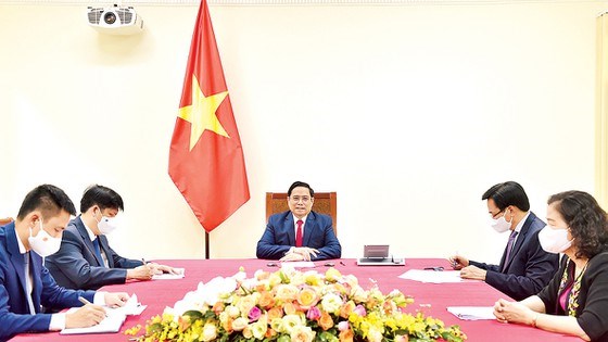 Thủ tướng Phạm Minh Ch&iacute;nh điện đ&agrave;m với Tổng Gi&aacute;m đốc WHO Tedros Adhanom Ghebreyesus. Ảnh: Chinhphu.vn