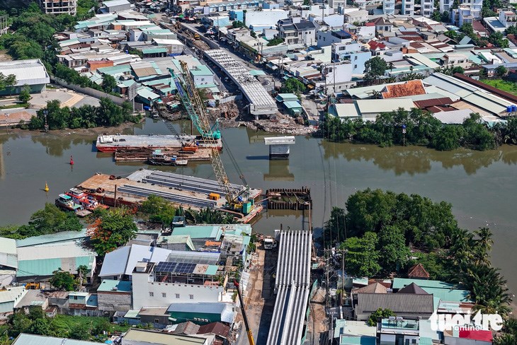 Hiện nay, cầu Rạch Đỉa (nối quận 7 v&agrave; huyện Nh&agrave; B&egrave;, TP.HCM) đ&atilde; ho&agrave;n th&agrave;nh phần lớn c&ocirc;ng việc, c&aacute;c trụ cầu dần th&agrave;nh h&igrave;nh - Ảnh: CH&Acirc;U TUẤN