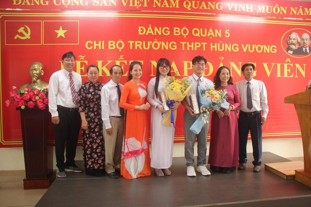 Chi bộ Trường THPT H&ugrave;ng Vương ch&uacute;c mừng 2 đảng vi&ecirc;n trẻ.