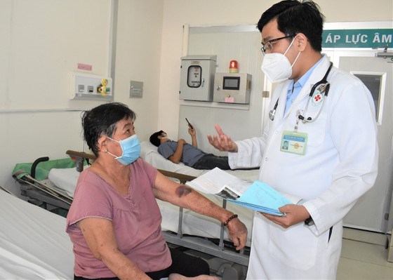 Bác sĩ Trương Trọng Tuấn thăm khám người bệnh lớn tuổi. Ảnh: QUANG HUY