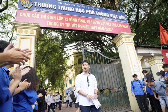 Những th&iacute; sinh đầu ti&ecirc;n ra khỏi ph&ograve;ng thi điểm thi Trường THPT Việt Đức, H&agrave; Nội. Ảnh: ĐỖ TRUNG