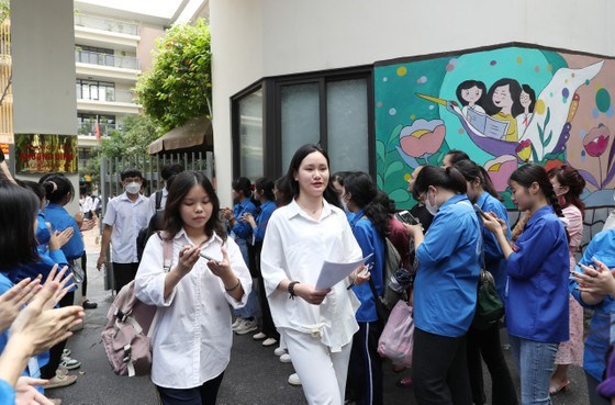 Th&iacute; sinh ho&agrave;n th&agrave;nh m&ocirc;n thi đầu ti&ecirc;n, kỳ thi tốt nghiệp THPT tại điểm Trường THCS Khương Đ&igrave;nh, quận Thanh Xu&acirc;n, H&agrave; Nội, s&aacute;ng 28-6. Ảnh: QUANG PH&Uacute;C