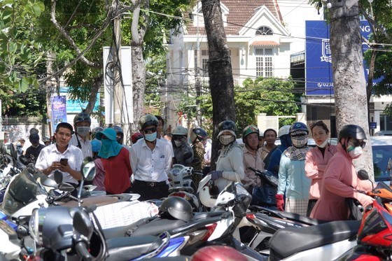 Phụ huynh đứng ng&oacute;ng c&aacute;c con trước thời gian kết th&uacute;c thi m&ocirc;n Ngữ văn. Ảnh: XU&Acirc;N QUỲNH