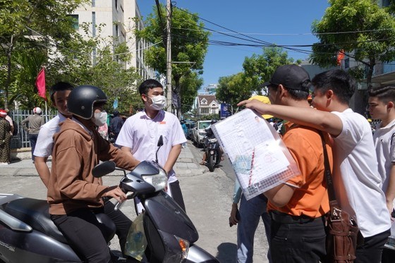 Một học sinh &ocirc;m chầm nhau v&igrave; đ&atilde; c&oacute; &ocirc;n tập t&aacute;c phẩm "Vợ nhặt". Ảnh: XU&Acirc;N QUỲNH