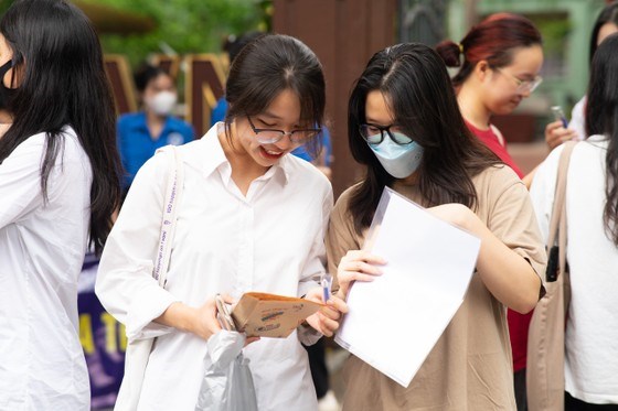 Th&iacute; sinh ho&agrave;n th&agrave;nh m&ocirc;n thi đầu ti&ecirc;n, kỳ thi tốt nghiệp THPT tại điểm trường THCS -THPT Nguyễn Bỉnh Khi&ecirc;m, quận Cầu Giấy, H&agrave; Nội s&aacute;ng 28-6. Ảnh: HO&Agrave;NG DƯỠNG