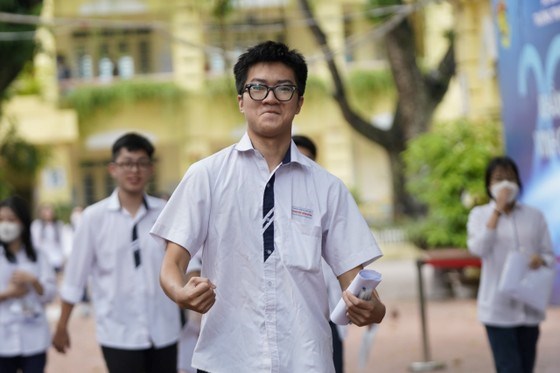 Những th&iacute; sinh đầu ti&ecirc;n ra khỏi ph&ograve;ng thi điểm thi THPT Việt Đức, H&agrave; Nội. Ảnh: ĐỖ TRUNG
