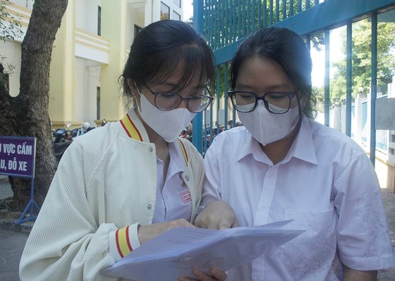 Trong nghị luận c&acirc;n bằng cảm x&uacute;c, c&aacute;c th&iacute; sinh thoải m&aacute;i tr&igrave;nh b&agrave;y suy nghĩ bản th&acirc;n về c&acirc;n bằng cảm x&uacute;c thế hệ gen Z. Ảnh: NGUYỄN TRANG