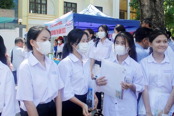 C&aacute;c th&iacute; sinh trao đổi sau giờ thi m&ocirc;n Ngữ văn. Ảnh: NGUYỄN TRANG