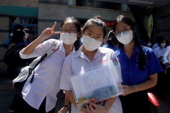 C&aacute;c th&iacute; sinh vui vẻ sau kết th&uacute;c m&ocirc;n thi đầu ti&ecirc;n. Ảnh: NGUYỄN TRANG