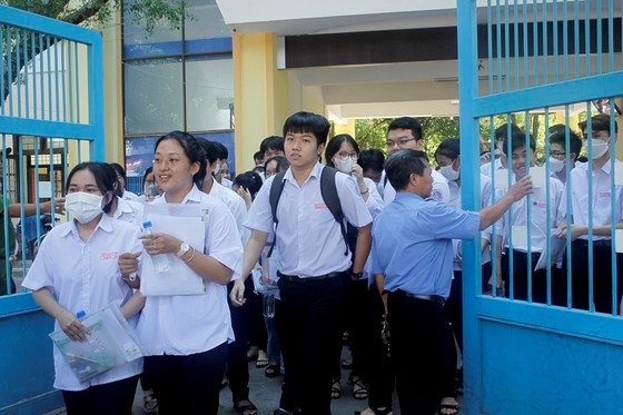 C&aacute;c th&iacute; sinh tại điểm thi trường THPT Trần Quốc Tuấn, TP Quảng Ng&atilde;i, rời ph&ograve;ng thi sau m&ocirc;n Ngữ văn. Ảnh: NGUYỄN TRANG