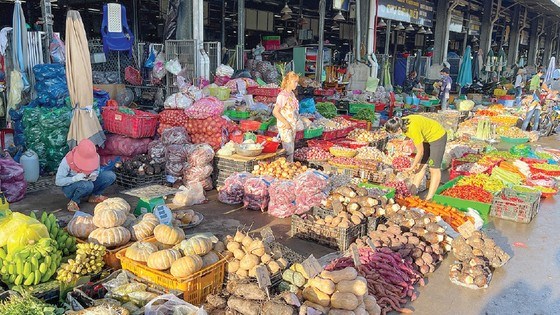 Khu bu&ocirc;n b&aacute;n rau củ quả tại chợ đầu nối B&igrave;nh Điền, TPHCM. Ảnh: HO&Agrave;NG H&Ugrave;NG