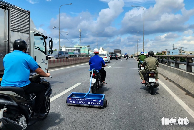 Đo&agrave;n thanh ni&ecirc;n phường Trung Mỹ T&acirc;y (quận 12) phối hợp c&ocirc;ng an phường triển khai h&uacute;t đinh tr&ecirc;n cầu vượt An Sương v&agrave;o trưa 29-6 &nbsp;