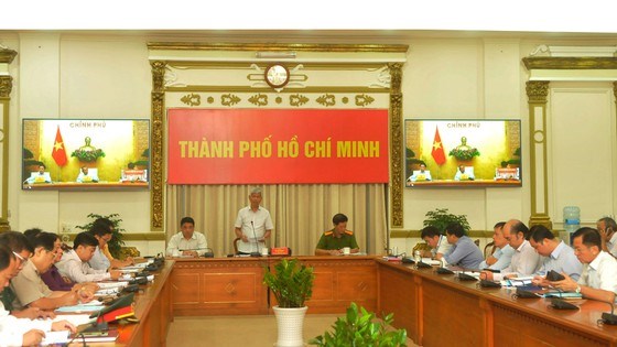 Ph&oacute; Chủ tịch UBND TPHCM V&otilde; Văn Hoan ph&aacute;t biểu tại cuộc họp. Ảnh: CAO THĂNG