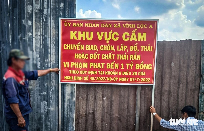 UBND x&atilde; Vĩnh Lộc A (huyện B&igrave;nh Ch&aacute;nh) gắn bảng cấm đổ, lấp, đốt r&aacute;c tại khu vực m&agrave; b&aacute;o Tuổi Trẻ phản &aacute;nh - Ảnh: UBND x&atilde; Vĩnh Lộc A cung cấp &nbsp;