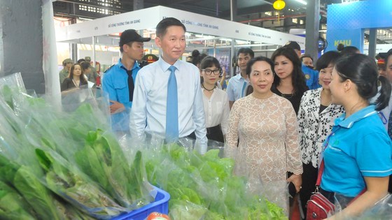 Ph&oacute; Chủ tịch UBND TPHCM Trần Vĩnh Tuyến tham quan c&aacute;c gian h&agrave;ng. Ảnh: CAO THĂNG
