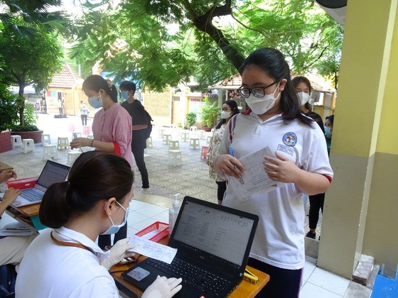 Th&iacute; sinh được ph&acirc;n luồng đăng k&yacute; th&ocirc;ng tin trước khi lấy mẫu