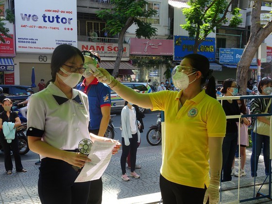 Đội ngũ nh&acirc;n vi&ecirc;n hướng dẫn th&iacute; sinh tại điểm lấy mẫu Trường Tiểu học Đinh Ti&ecirc;n Ho&agrave;ng