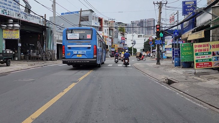 Ph&oacute;ng vi&ecirc;n ghi nhận xe bu&yacute;t số 93 vượt đ&egrave;n đỏ tại giao lộ Kha Vạn C&acirc;n - Linh Trung, ng&agrave;y 27-6 - Ảnh: MINH H&Ograve;A