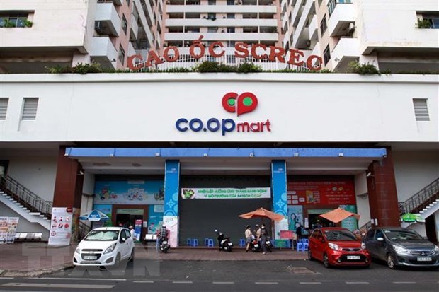 Si&ecirc;u thị Co,op mart Nhi&ecirc;u Lộc-Thị Ngh&egrave; tr&ecirc;n đường Trường Sa chỉ mở 1 cửa để hạn chế người ra v&agrave;o ph&ograve;ng, chống COVID-19. (Ảnh: Thanh Vũ/TTXVN)