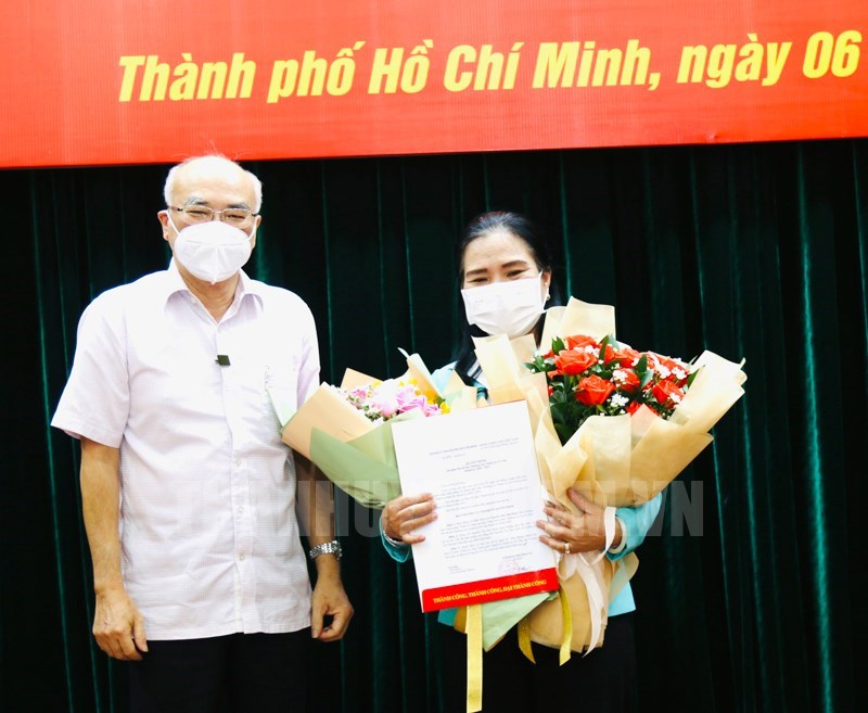 Trưởng ban Tuy&ecirc;n gi&aacute;o Th&agrave;nh ủy TPHCM Phan Nguyễn Như Khu&ecirc; tặng hoa ch&uacute;c mừng đồng ch&iacute; Nguyễn Thị Thu Ho&agrave;i.