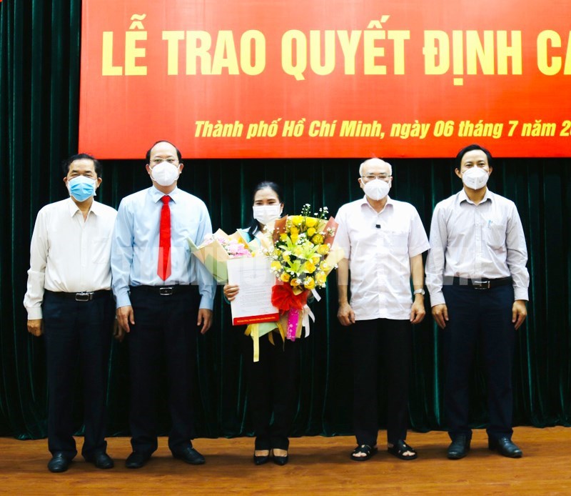 Ph&oacute; B&iacute; thư Th&agrave;nh ủy TPHCM Nguyễn Hồ Hải c&ugrave;ng c&aacute;c đại biểu tặng hoa ch&uacute;c mừng đồng ch&iacute; Nguyễn Thị Thu Ho&agrave;i.