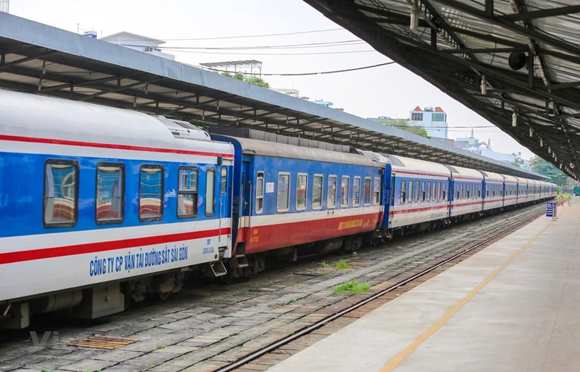 Đo&agrave;n t&agrave;u kh&aacute;ch chạy tuyến Bắc-Nam của Tổng c&ocirc;ng ty Đường sắt Việt Nam. (Ảnh: Minh Sơn/Vietnam+)