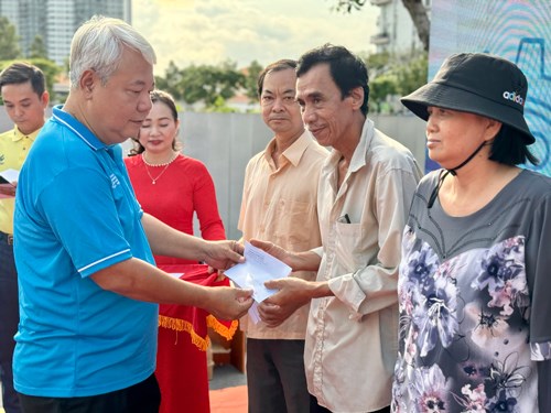 &Ocirc;ng V&otilde; Khắc Th&aacute;i, Chủ tịch LĐLĐ TP HCM, trao qu&agrave; cho đo&agrave;n vi&ecirc;n - lao động kh&oacute; khăn tại quận 7 .Ảnh: HUỲNH NHƯ