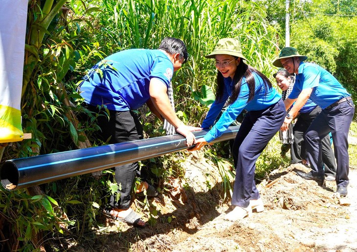 B&iacute; thư Ban Chấp h&agrave;nh Trung ương Đo&agrave;n, chủ tịch Hội đồng Đội Trung ương&nbsp;Nguyễn Phạm Duy Trang đặt ống nước thực hiện c&ocirc;ng tr&igrave;nh lắp đặt hệ thống nước tự chảy tại x&atilde; Xu&acirc;n Quang 1 (huyện Đồng Xu&acirc;n, tỉnh Ph&uacute; Y&ecirc;n) - Ảnh: BẢO K&Iacute;NH